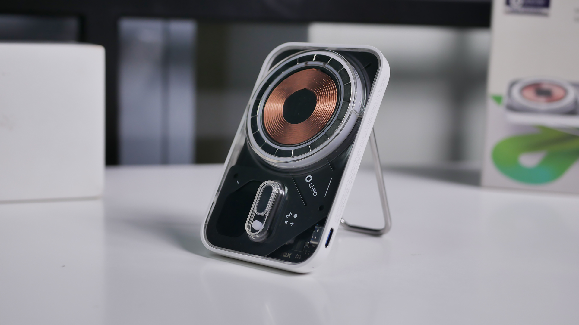 aksesoris iPhone 16 Momax aksesoris-iphone-16-momax