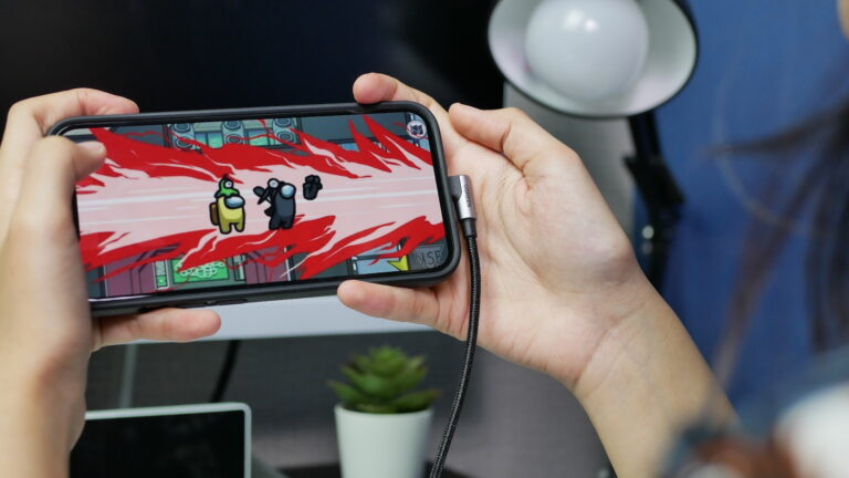 Main Game di HP Sambil Dicharge, Amankah? Begini Penjelasannya