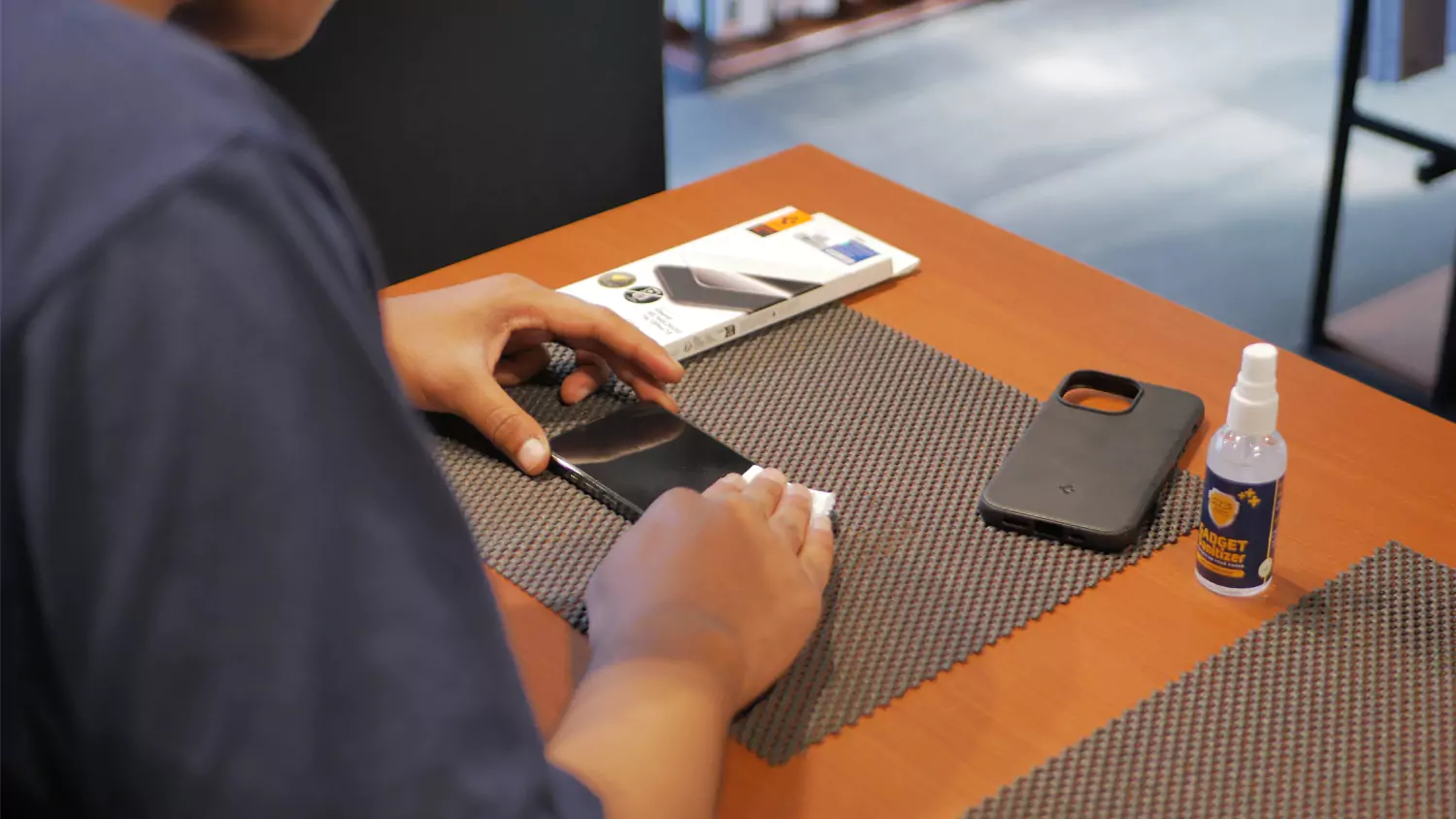 Cara Membersihkan Tempered Glass HP agar Awet